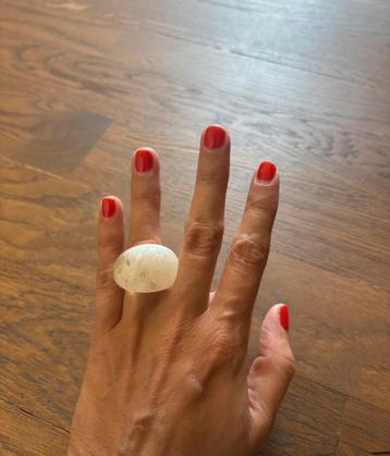 Zsiska witte grote ring, opvallende ring, maat S/M beschikbaar voor biedingen