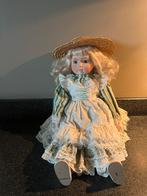 Mooie, brocante porseleinen meisjespop, Ophalen of Verzenden