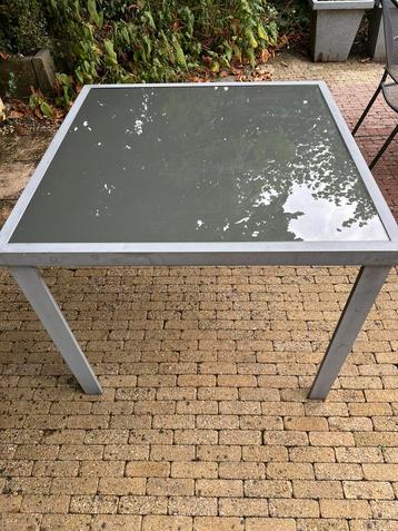 Tuintafel met glasplaat 90 x 90 beschikbaar voor biedingen