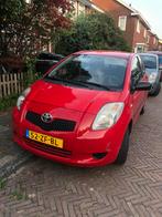 Toyota Yaris 1.0 12V Vvt-i 3DR Terra 2008 Rood, Auto's, Voorwielaandrijving, 527 kg, 750 kg, Origineel Nederlands
