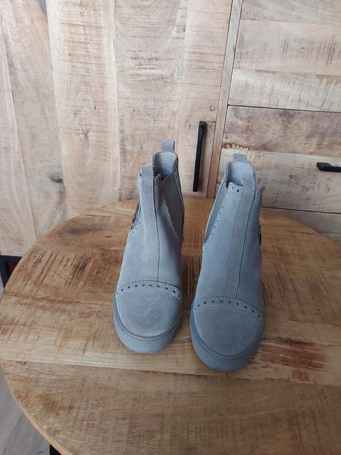 schoenen sleehak Guess maat 35, Kleding | Dames, Schoenen, Zo goed als nieuw, Schoenen met lage hakken, Overige kleuren, Ophalen of Verzenden