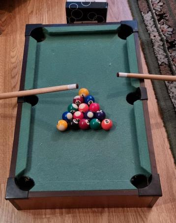 Mini Pooltafel zo goed als nieuw. beschikbaar voor biedingen