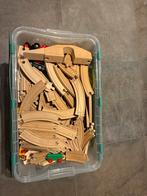 Grote bak vol met houten treinbaanonderderdelen, Ophalen, Zo goed als nieuw