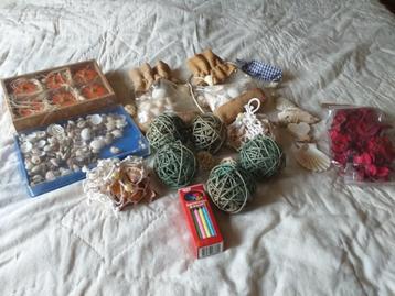 schelpen pompoenen rozen blaadjes  16 stuks zie de foto,s beschikbaar voor biedingen