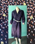 Vintage originele jaren 70 jurk donkerblauw met motief mt 44, Kleding | Dames, Jurken, Gedragen, Blauw, Maat 42/44 (L), Knielengte