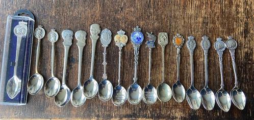16 lepeltjes koningshuis, Verzamelen, Koninklijk Huis en Royalty, Zo goed als nieuw, Speld(je) of Lepel(tje), Ophalen of Verzenden