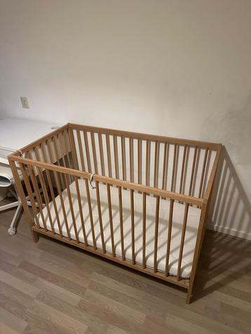 Houten baby ledikant met matras beschikbaar voor biedingen