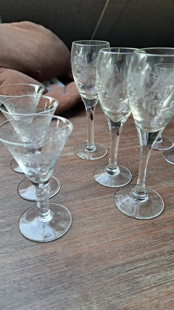 Glaswerk, 70 antieke borrelglaasjes op poot, Verzamelen, Glas en Borrelglaasjes, Ophalen, Gebruikt, Borrel- of Shotglas