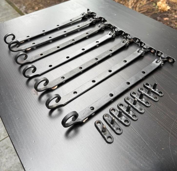 7 zwarte ijzeren raamuitzetters krul, Doe-het-zelf en Verbouw, Hang- en Sluitwerk, Gebruikt, Schuif of Grendel, IJzer, Ophalen of Verzenden