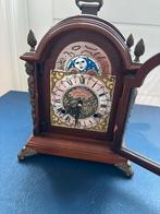 Antieke tafelklok met maanfase en sleutel, Ophalen