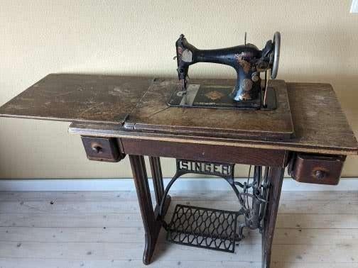 Antieke naaimachine in meubel, Antiek en Kunst, Ophalen of Verzenden
