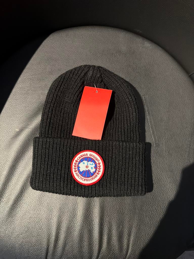 Canada Goose Muts Zwart met Rood Logo, Kleding | Dames, Mutsen, Sjaals en Handschoenen, Ophalen of Verzenden, Nieuw, Maat 38/40 (M)