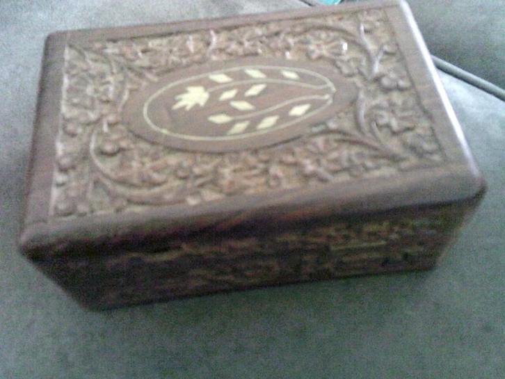 Handgesneden houten doosje sieradendoosje met fluweel, Antiek en Kunst, Curiosa en Brocante, Ophalen of Verzenden