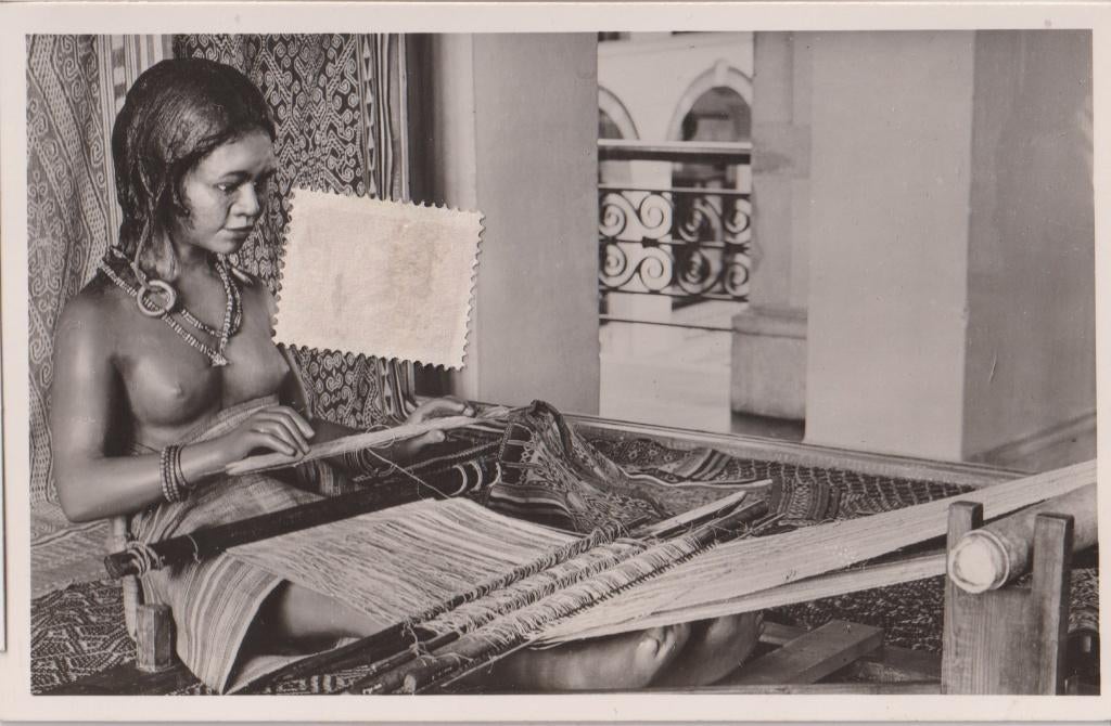 021 Amsterdam Tropenmuseum Borneo Weefgetouw Dajaks, Verzamelen, Ansichtkaarten | Nederland, Ongelopen, Noord-Holland, 1940 tot 1960