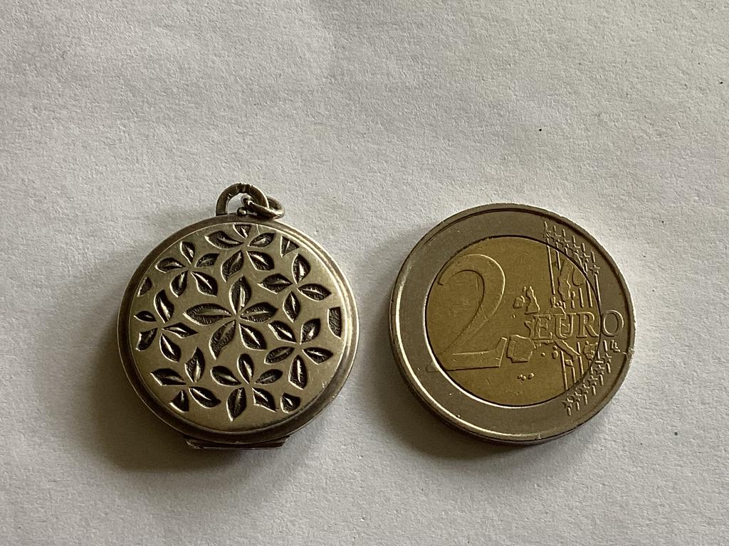 Foto Medaillon Hanger ( in Hilversum ), Sieraden, Tassen en Uiterlijk, Kettinghangers, Ophalen of Verzenden, Zo goed als nieuw