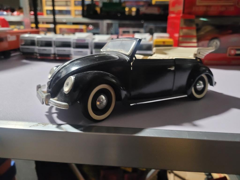 Vw kever cabrio, Hobby en Vrije tijd, Modelauto's | 1:18, Burago, Ophalen of Verzenden, Zo goed als nieuw, Bburago