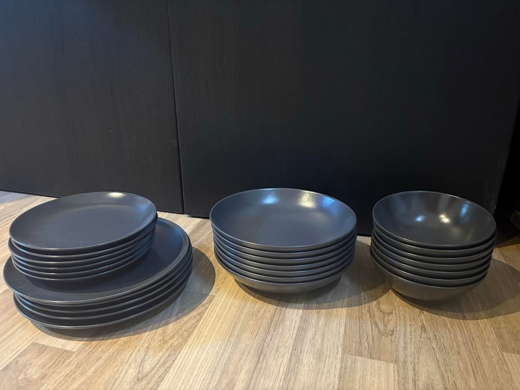 Ikea FÄRGKLAR borden en schalen - Antracietgrijs, Ophalen of Verzenden, Zo goed als nieuw, Bord(en), Effen