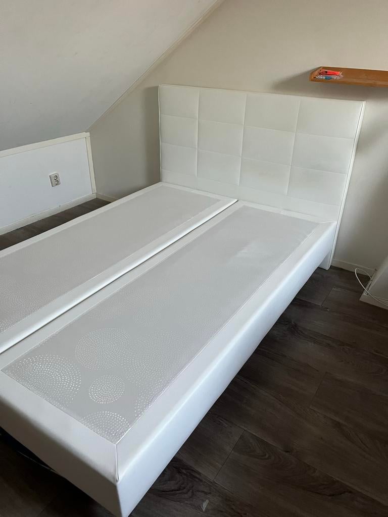 Gratis bed 200x140 wit lederlook (hoofdbord zit los), Huis en Inrichting, Slaapkamer | Bedden, Ophalen, Overige materialen, Gebruikt