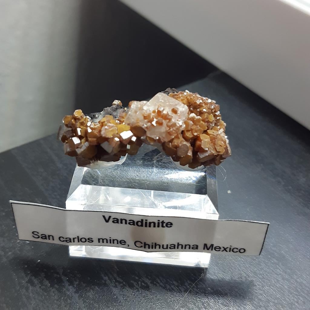 Vanadaniet mexico op sokkel, Verzamelen, Mineralen en Fossielen, Verzenden