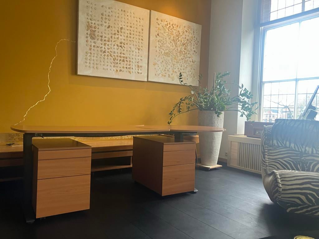 Ruim bureau met 2 ladenblokken en kabelgoot, Huis en Inrichting, Bureaus, Gebruikt, In hoogte verstelbaar, Met wielen, Ophalen