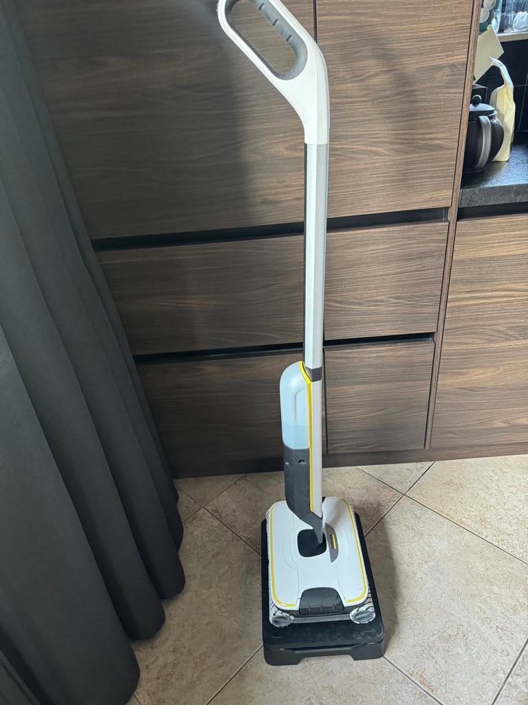 Karcher FC7 Cordless Vloerreiniger - Draadloos Gemak, Ophalen of Verzenden, Zo goed als nieuw, Schrobmachine