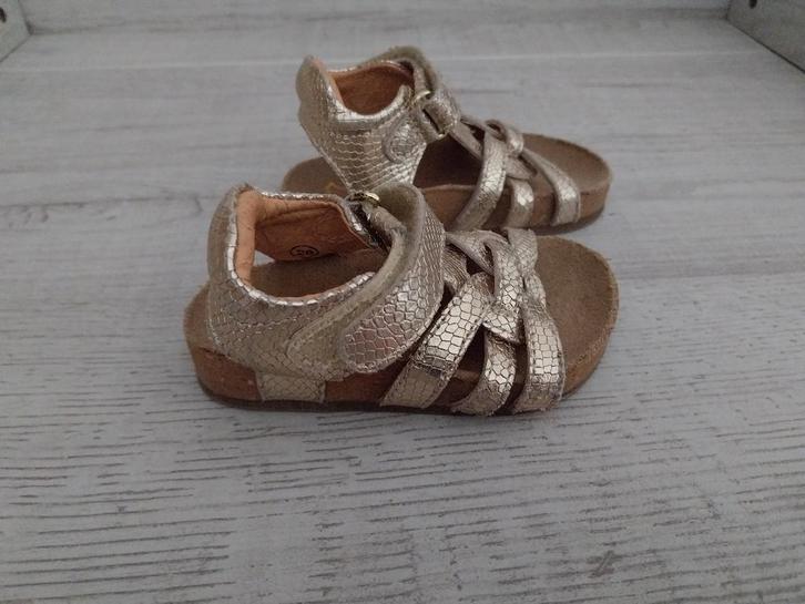 Excellent goudkleurige sandalen maat 20, Kinderen en Baby's, Kinderkleding | Schoenen en Sokken, Gebruikt, Schoenen, Meisje, Ophalen of Verzenden