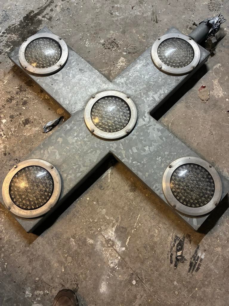 Oud gegalvaniseerd kruis met 5 lampen, Ophalen of Verzenden