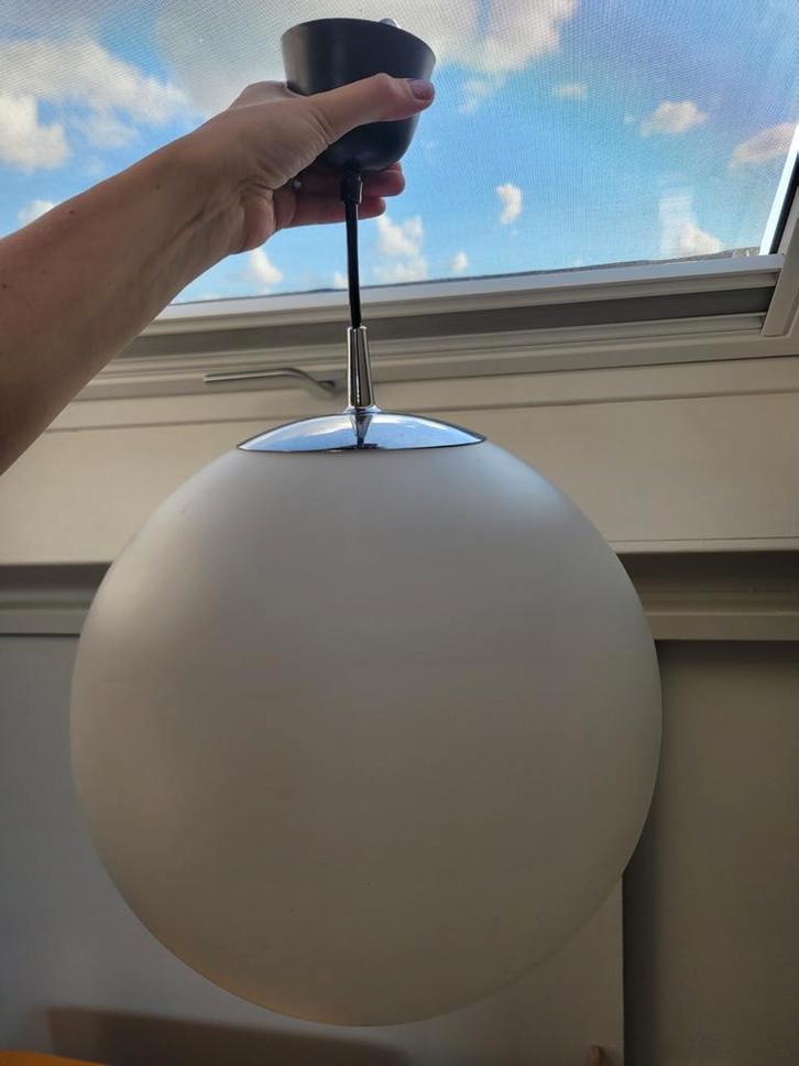 Witte bolvormige hanglamp - Putzler, Huis en Inrichting, Lampen | Hanglampen, Gebruikt, Minder dan 50 cm, Glas, Metaal, Ophalen of Verzenden