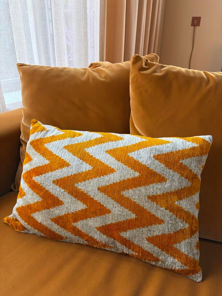 Ikat kussen Lalay oranje zigzag 40x60, Huis en Inrichting, Ophalen of Verzenden, Gebruikt, Oranje, Rechthoekig