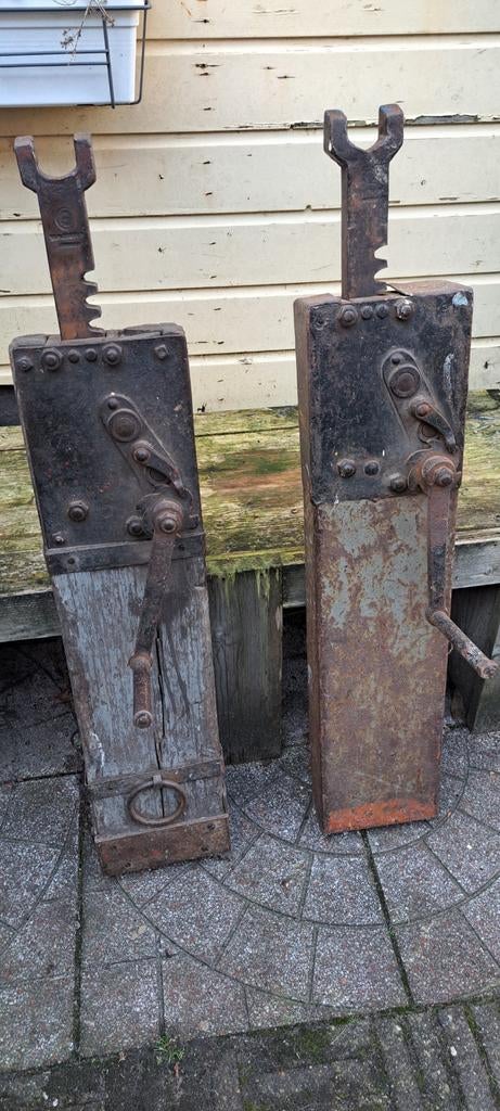 2 Antieke goedwerkende kelderwinden, Ophalen