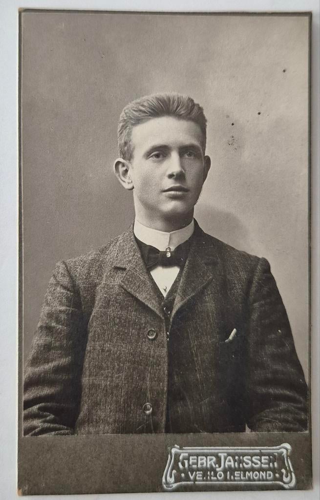 127 cdv jongeman Venlo Helmond fotograaf gebr. Janssen, Verzamelen, Foto's en Prenten, Ophalen of Verzenden, Voor 1940, Gebruikt