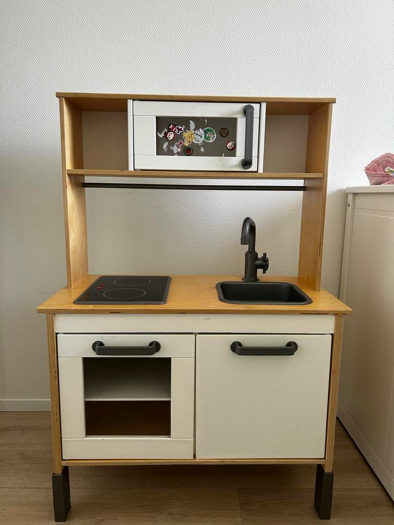 IKEA DUKTIG Speelkeuken met magnetron en kookplaat, Ophalen, Gebruikt, Hout, Speelkeuken