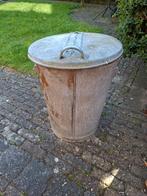 Oude metalen emmer met deksel, Ophalen