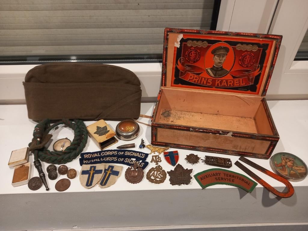 Ww2 kistje uit nalatenschap Engels., Verzamelen, Verzenden, Engeland, Embleem of Badge