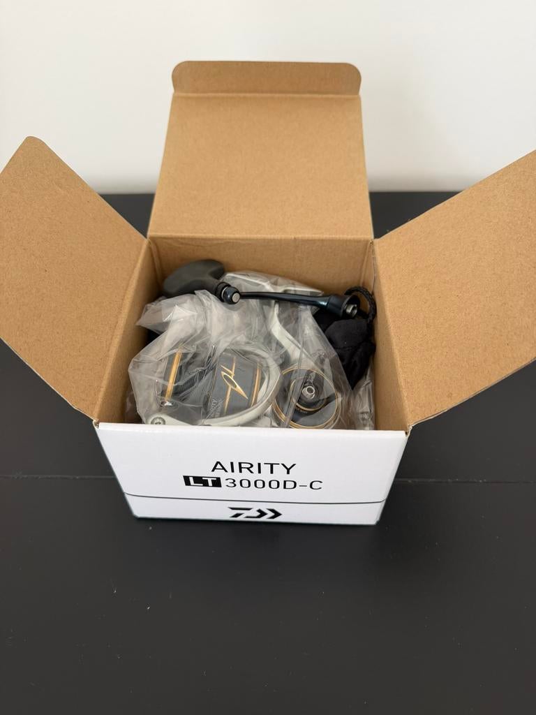 Te koop nieuwe Daiwa Airity LT 3000D-C molen, Watersport en Boten, Hengelsport | Algemeen, Ophalen of Verzenden, Nieuw, Molen