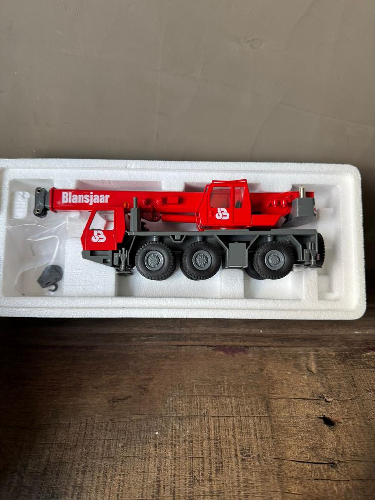 Grove GMK3050, Hobby en Vrije tijd, Modelauto's | 1:50, Ophalen of Verzenden, Nieuw, Hijskraan, Tractor of Landbouw, Conrad