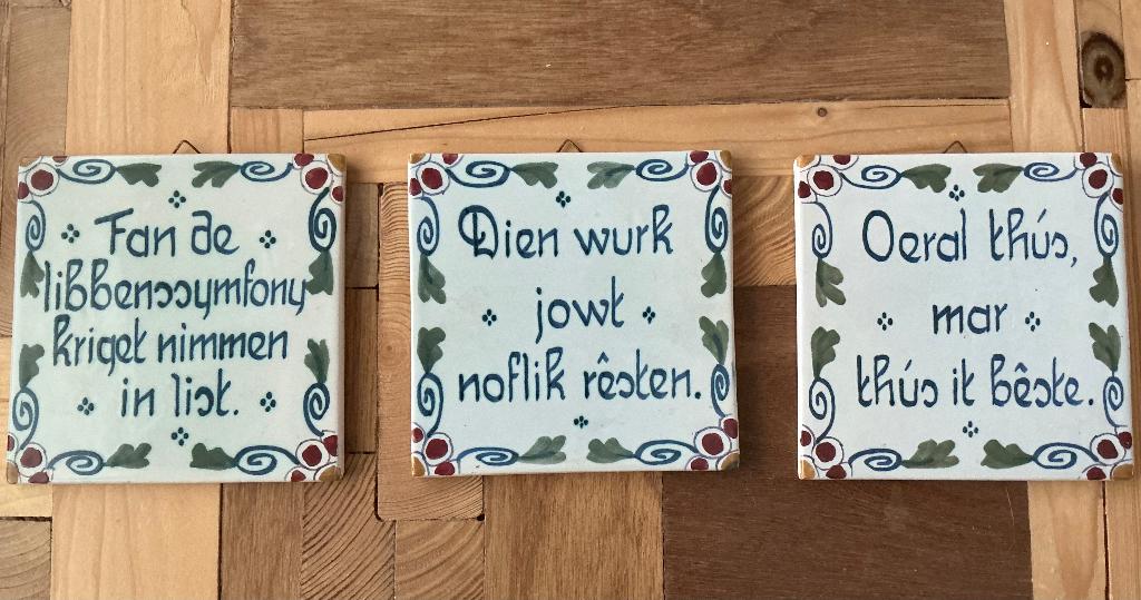 Workumer aardewerk tegels met spreuk, Antiek en Kunst, Antiek | Keramiek en Aardewerk, Ophalen of Verzenden