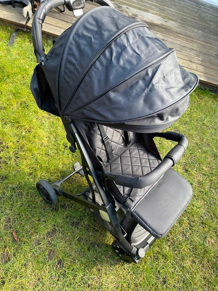 Compacte zwarte buggy met zonnekap en verstelbare rugleuning, Kinderen en Baby's, Buggy's, Zo goed als nieuw, Overige merken, Verstelbare rugleuning