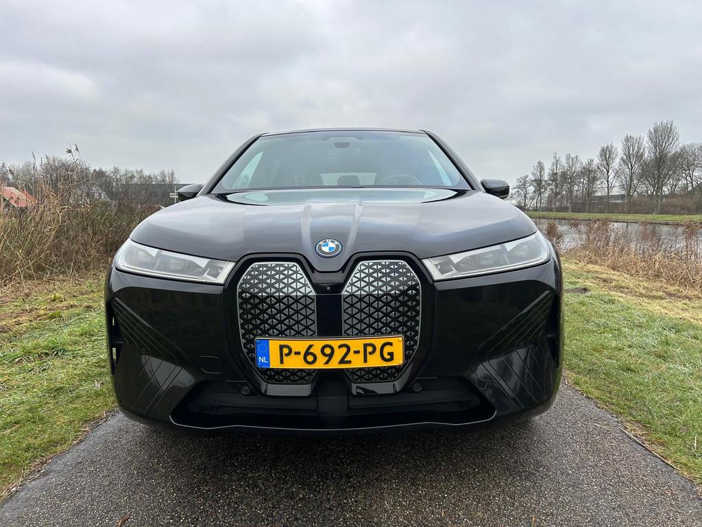 BMW iX xDrive40 High Executive 77 kWh Sportpakket / Panorama, Auto's, BMW, Automaat, Gebruikt, Zwart, Parkeerassistent