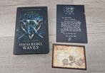 Fairyloot sarah raasch these rebel waves boek Gesigneerd, Ophalen of Verzenden, Zo goed als nieuw