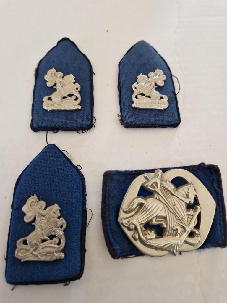 Baretembleem huzaren van boreel dun schroefdraad, Ophalen of Verzenden, Landmacht, Nederland, Embleem of Badge