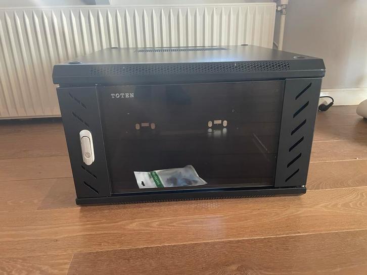 Toten Patchkast / Serverkast 19 inch 6U, Computers en Software, Serverkasten, Gebruikt, Glas, Plaatstaal, Ophalen
