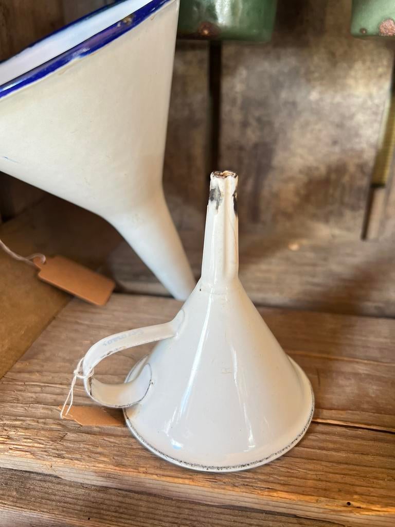 Klein wit emaille trechtertje, Antiek en Kunst, Antiek | Emaille, Ophalen of Verzenden