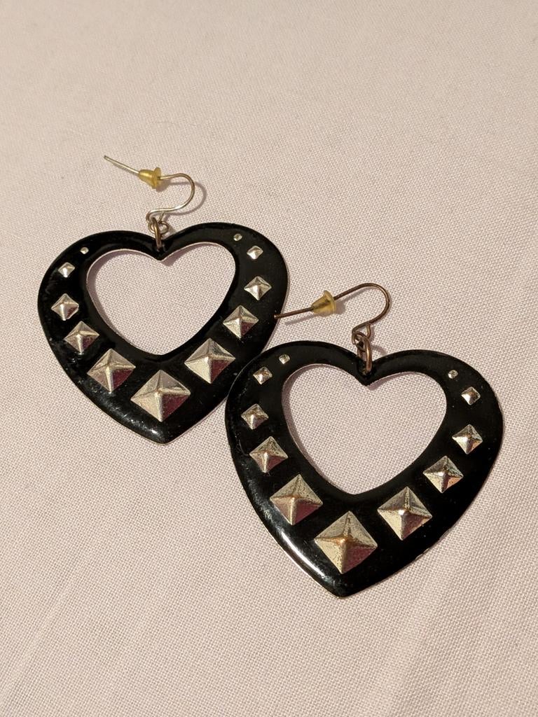 Zwarte hartvormige oorbellen met zilveren studs, Ophalen of Verzenden