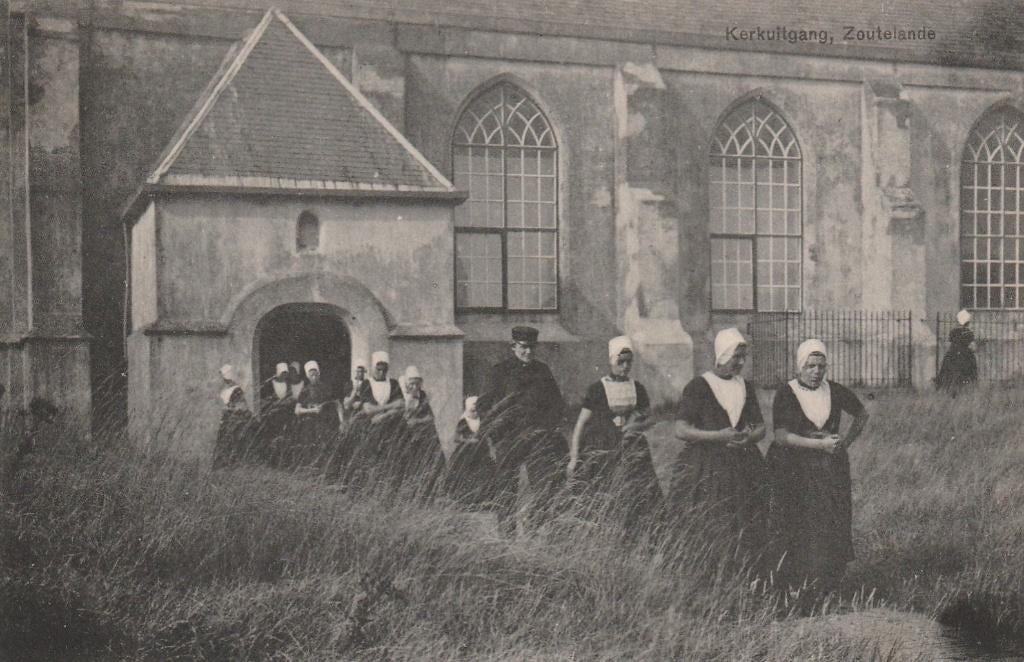 ZOUTELANDE Kerkuitgang Klederdracht, Verzamelen, Ansichtkaarten | Nederland, Verzenden, Voor 1920, Ongelopen, Zeeland