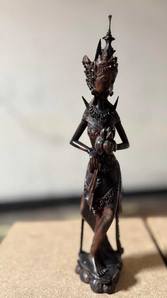 Balinees houten beeldje van een danseres, Antiek en Kunst, Ophalen, Houtsnijwerk, Handgemaakt, 20 - 50 cm