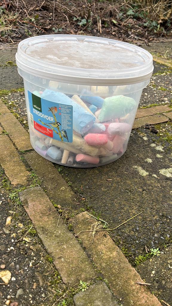 Gratis emmer stoepkrijt, Ophalen