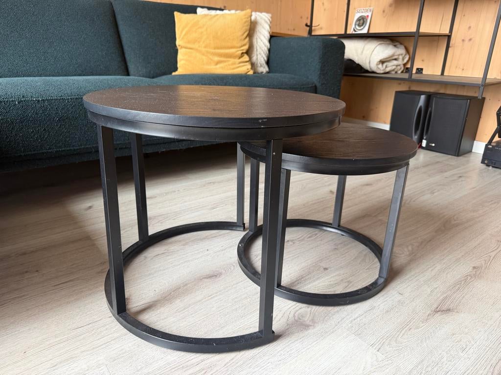 Set van 2 salon tafeltjes - zwart met houtlook, Huis en Inrichting, Tafels | Salontafels, Gebruikt, Minder dan 50 cm, Rond, Metaal