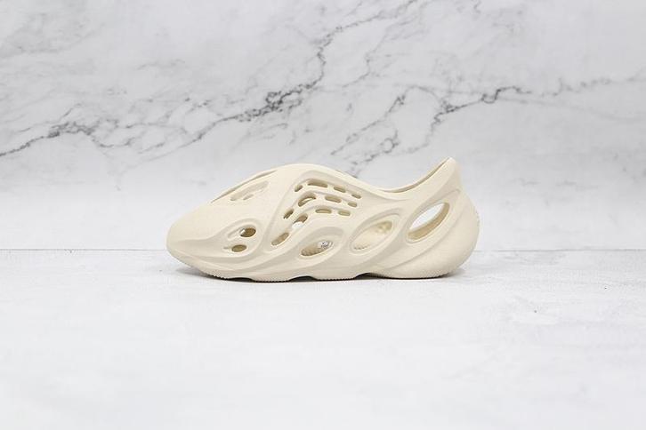 Yeezy Foam Runner Sand | Maat 38, Kleding | Heren, Schoenen, Nieuw, Overige kleuren, Ophalen of Verzenden