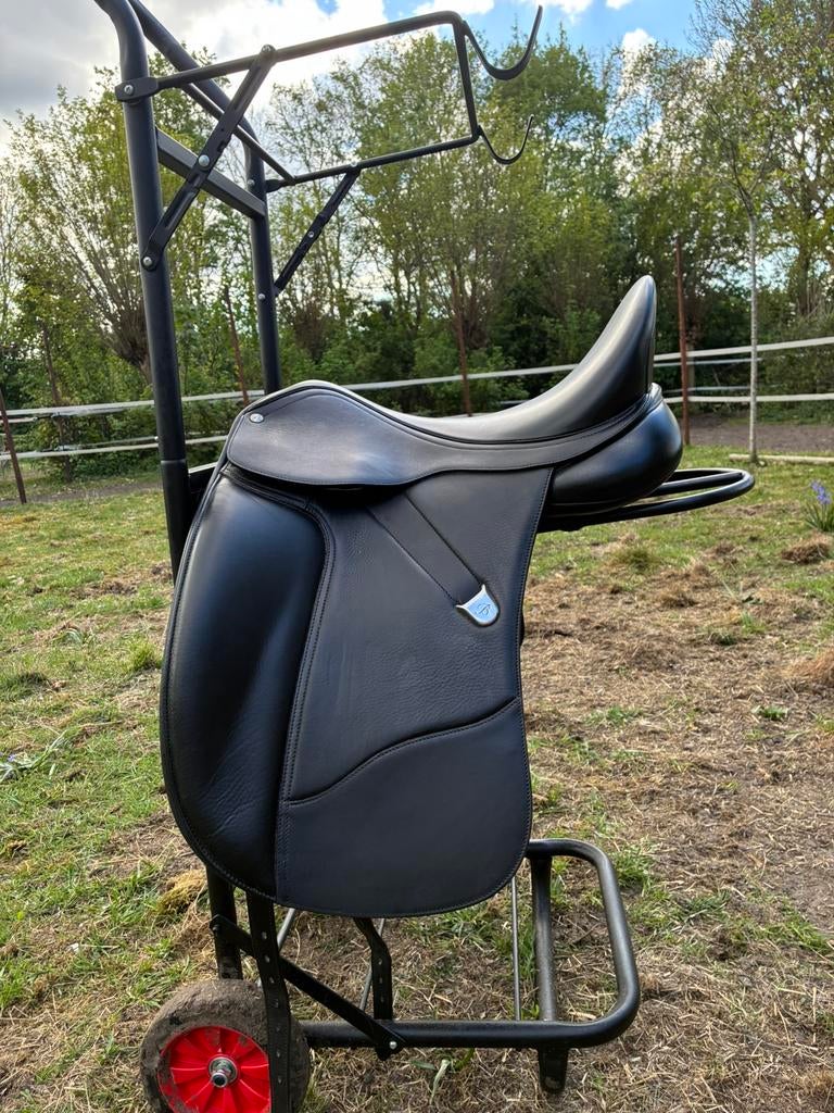 Bates 17.5 inch Dressuur Luxe Dubbel Leder, Dieren en Toebehoren, Paarden en Pony's | Overige Paardenspullen, Zo goed als nieuw